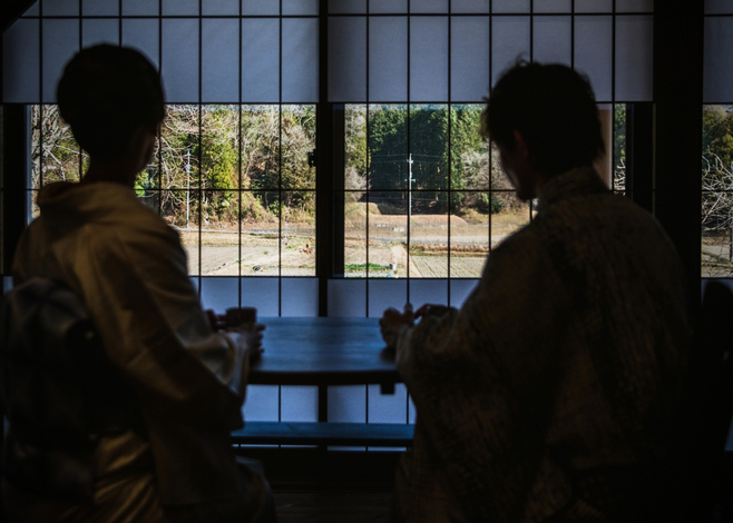 ダイニングから外を眺めてくつろぐゆったりとした時間