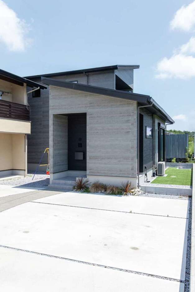 実家の隣に寄り添うように建てた新居