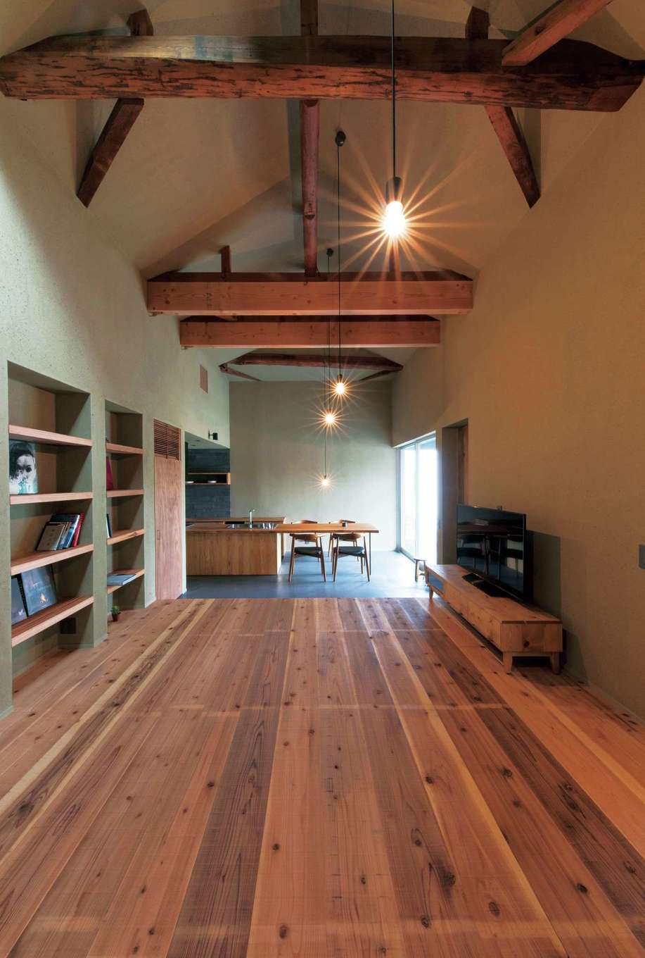 建杜 KENT（大栄工業）｜リビングは浮き舞台のような設えで、ダイニングに向かって腰掛けられるようになっている。人が集まる空間にというご主人の希望を叶えたものだ。昔ながらの土壁は、調湿機能に優れ、夏の蒸し暑い時期も快適に過ごせる