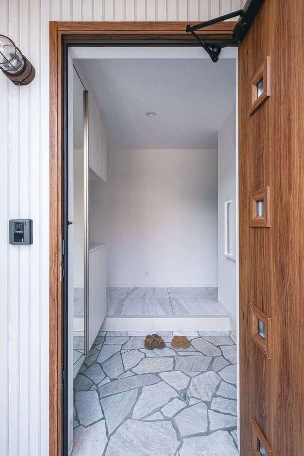 玄関ポーチから続く石畳。ローコストでも高級感のある素材を使えるのが『アフターホーム』の強み