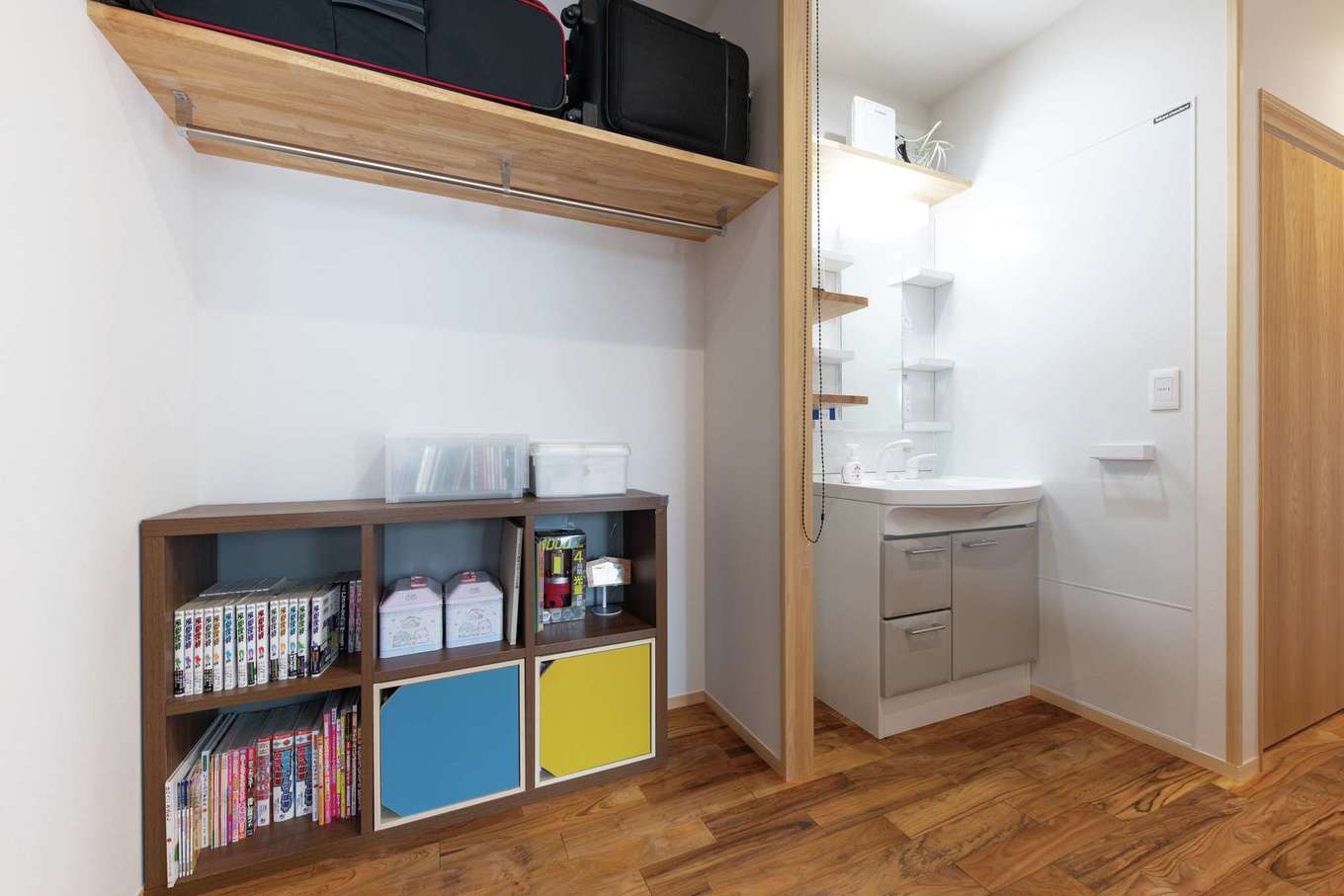 櫻 工務店【和風、自然素材、間取り】子ども部屋に面した廊下にある便利なオープン収納。上の段には旅行用のバッグ、下には子どもたちが大好きという本が収められている
