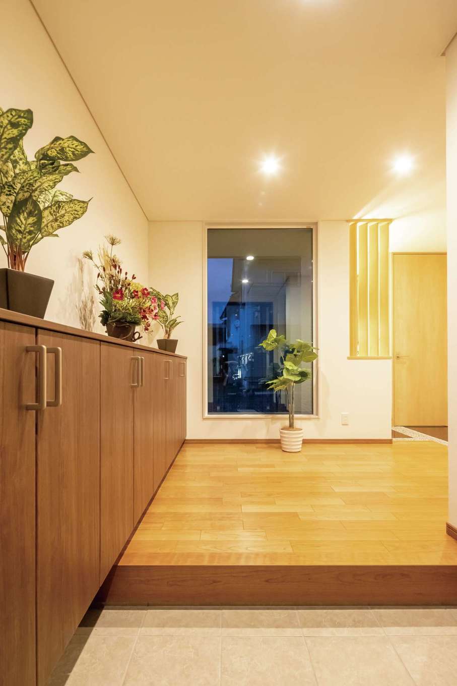 住宅工房 アリアンス【デザイン住宅、省エネ、間取り】玄関を入って正面のピクチャーウインドウから箱庭が見える