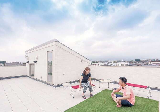 木造でも施工が可能とわかり、実現した屋上庭園。広々とした空間は、友人を招いてのバーベキューや、家族のくつろぎの場所にと、さまざまな目的に応じて使える