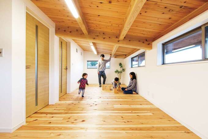 無垢の床の上を走り回る子どもたち。小さいうちは1室の広いプレイルームとして使い、成長に応じて2部屋にセパレートする予定