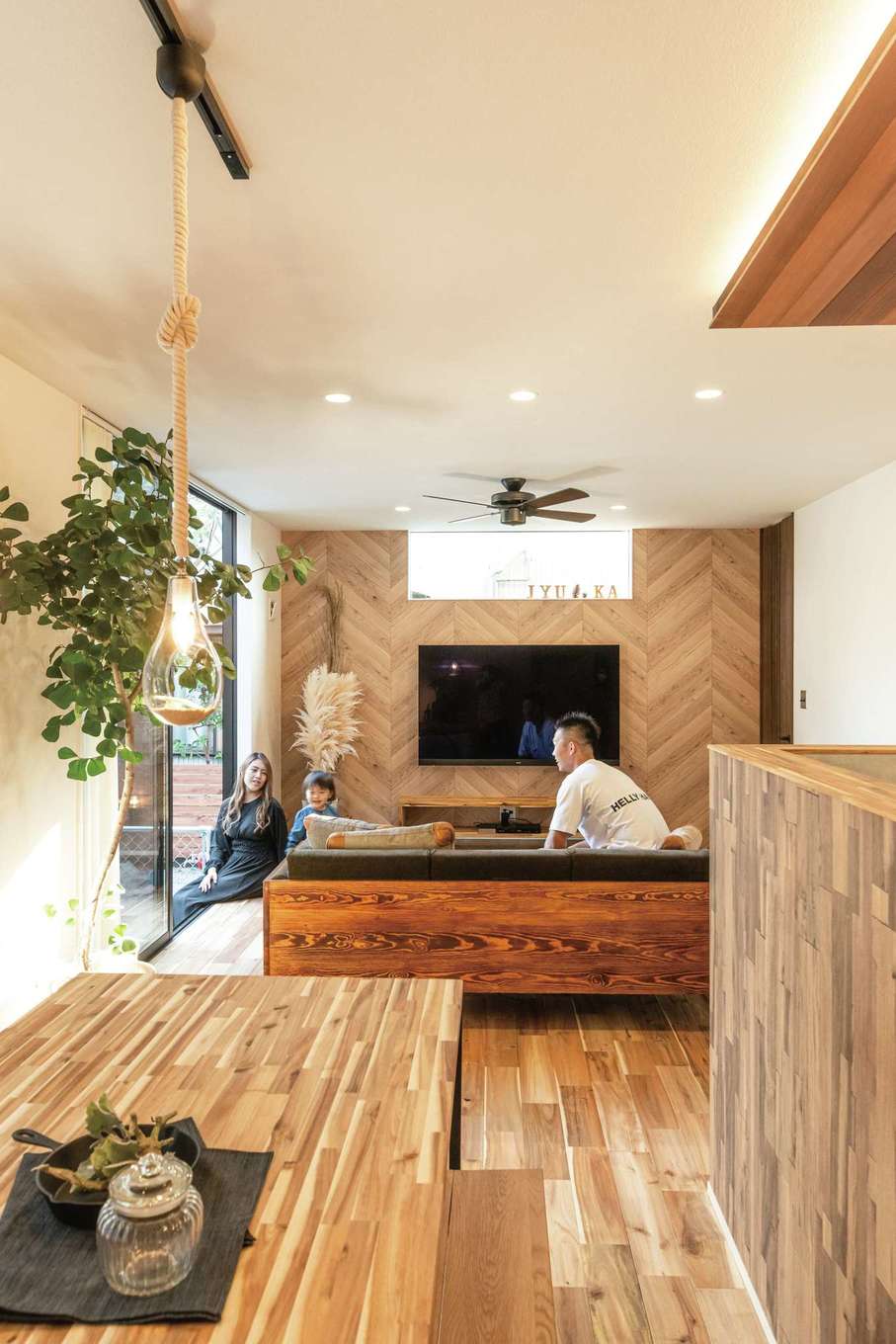 住家 JYUKA【デザイン住宅、間取り、屋上バルコニー】リビングの壁はヘリンボーン柄でアクセントを。「海」をイメージしたダイニングの照明も素敵