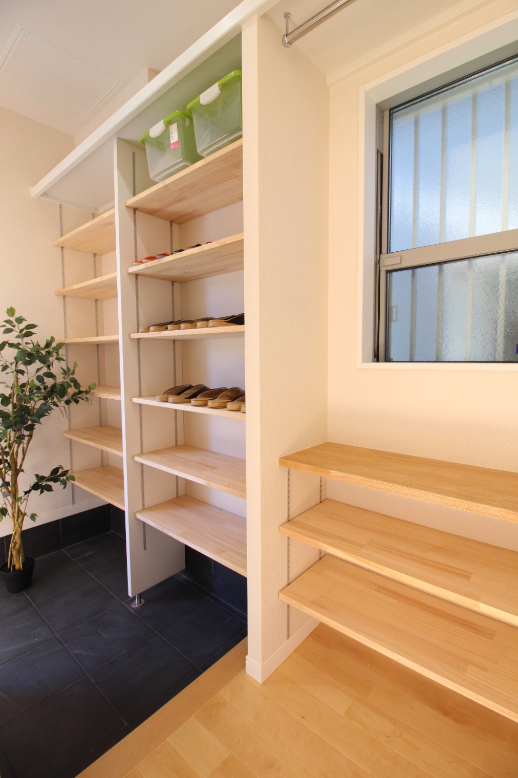 小野田産業～designers house project～｜明るい窓からの光が差し込むシューズクローク。たっぷりとした収納棚が備わっており、靴や小物の整理整頓に便利である。
