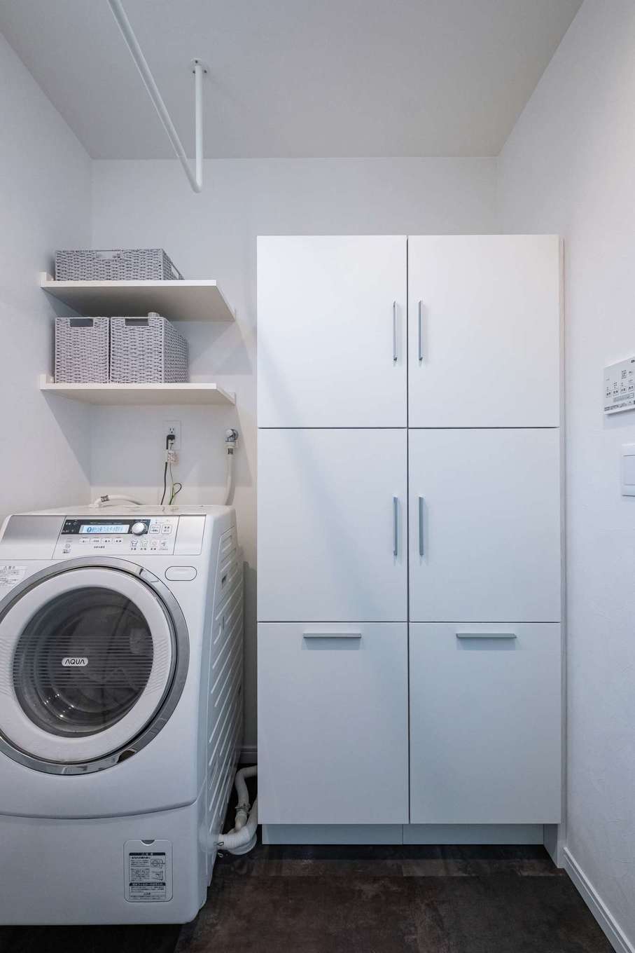 ぽっくハウス【リプルス】【デザイン住宅、趣味、間取り】洗濯前の衣類を見せないようにするため、既製品のランドリーBOXのサイズに合わせて設計した脱衣室