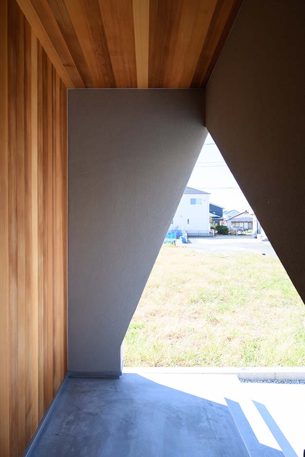 平屋建築ブルーハウス【デザイン住宅、間取り、建築家】玄関ドアを開けても、歩行者からは家の中が見られないように配慮されている