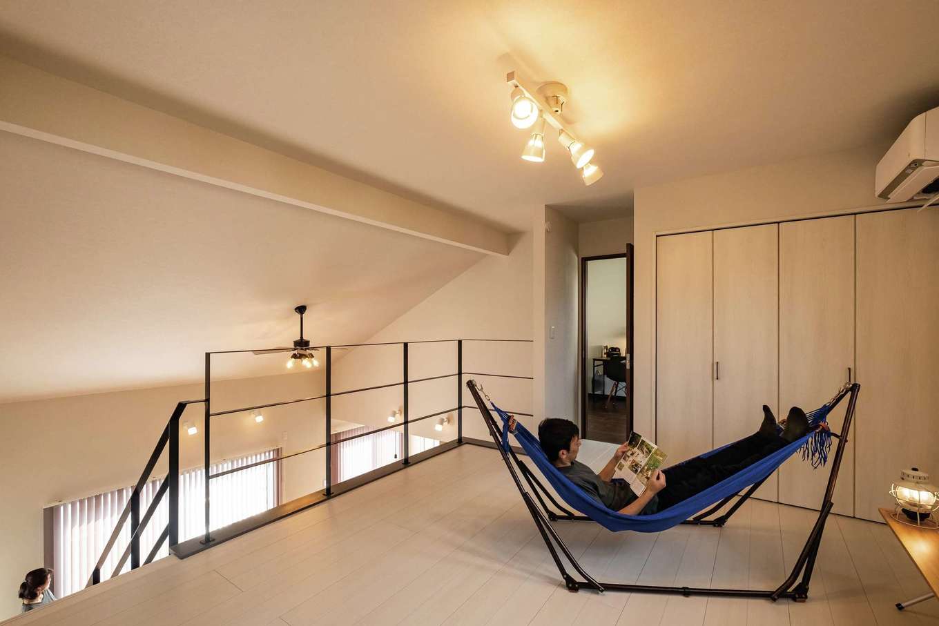 アフターホーム【デザイン住宅、趣味、間取り】13畳のフリースペース。音楽を聴いたり本を読んだり、うたた寝をしたり、多目的に使用できる。吹抜けに面しているので、1階とのコミュニケーションもスムーズ。贅沢ともいえるこんな余白の空間こそが暮らしに豊かさをもたらす