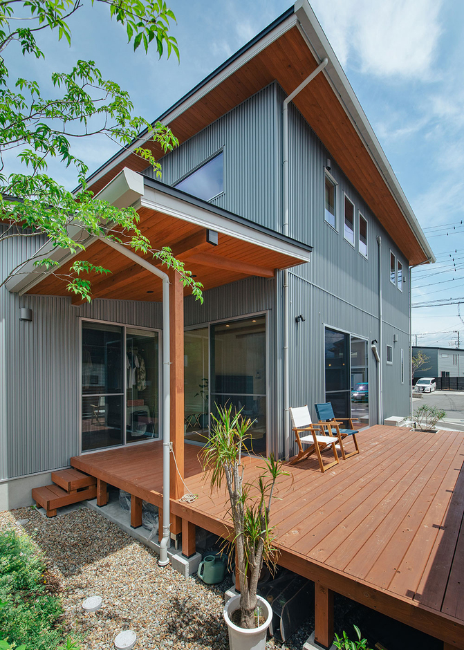 L型デッキとDJブースが幸せを運ぶ、愛犬と暮らす家｜フジモクの家