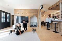 リビングの一角を愛犬専用スペースに。足裏から心地よい無垢床、TV背面壁は古材を採用