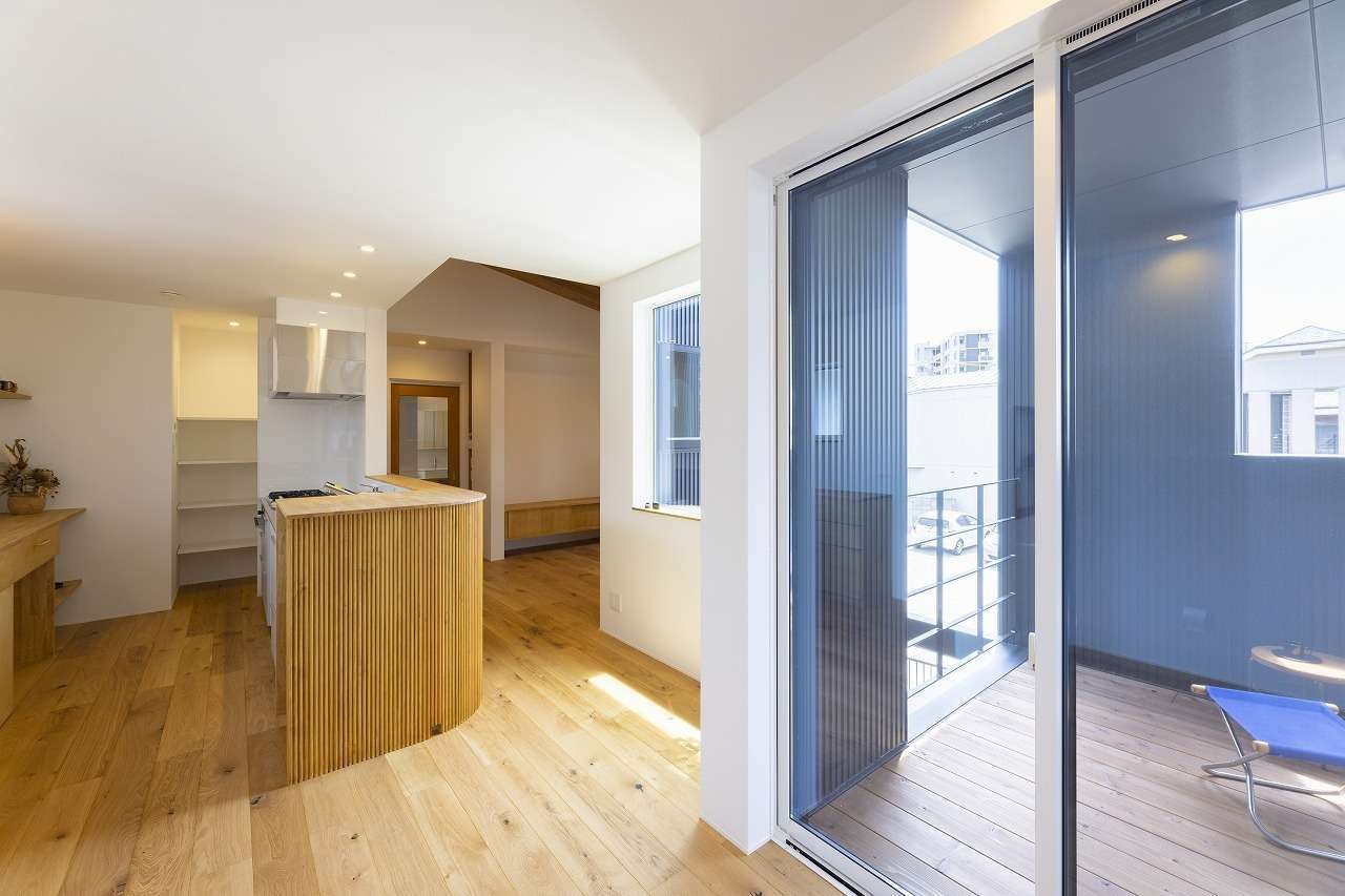 温戸ライフ【子育て、狭小住宅、インテリア】ダイニングからの眺め。デッキバルコニーの効果で、掃き出し窓を全開にしても外からの視線が気にならない