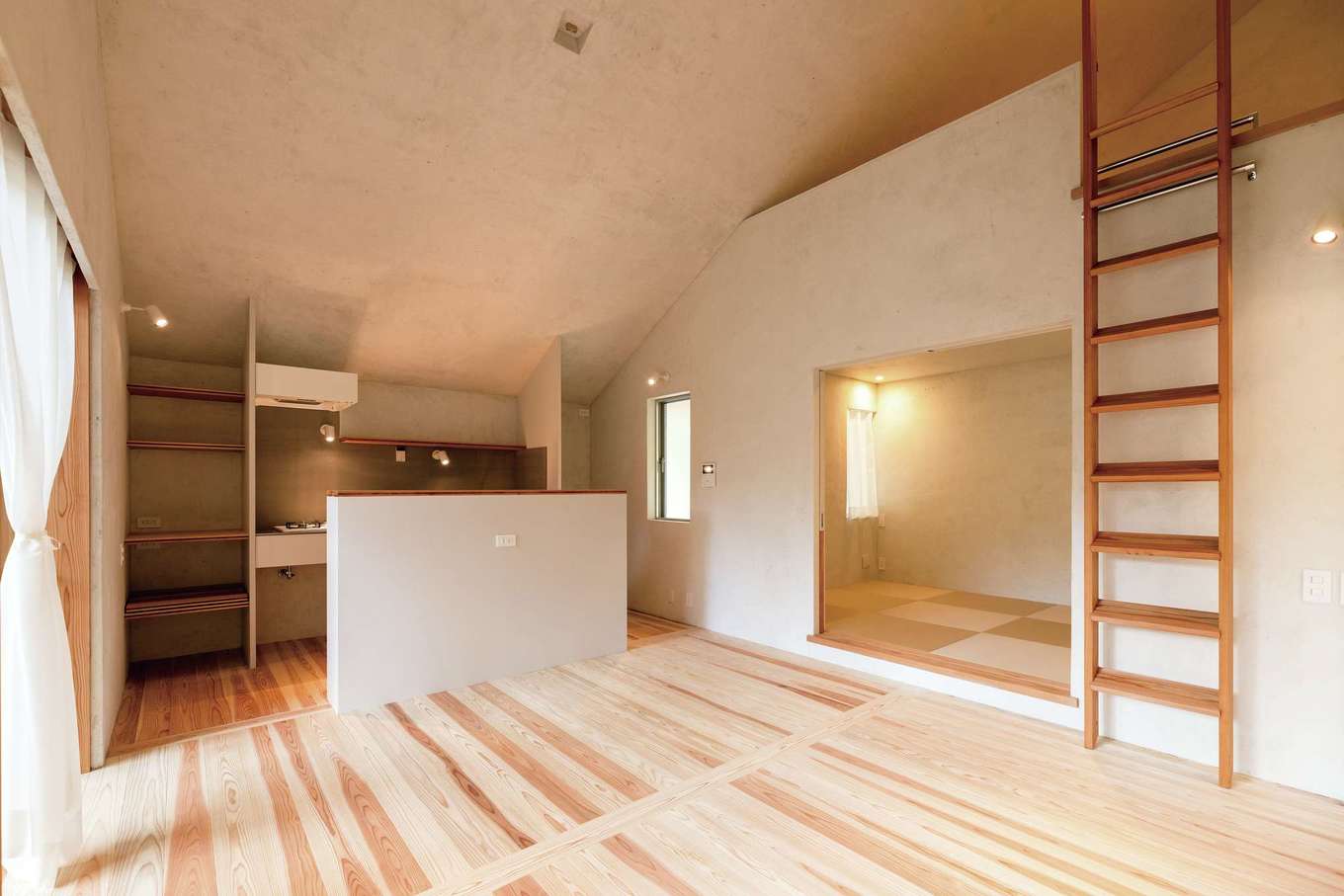 建杜 KENT（大栄工業）【デザイン住宅、二世帯住宅、建築家】親世帯のLDK。和室の上にはロフトを設置。扉の引き手やスイッチをやや低めに設けることで、天井までの空間に広がりを感じさせる効果が