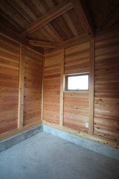 木の温もりを感じる土間のスペース。シンプルでありながら機能的で、さまざまな用途に柔軟に対応できる設計