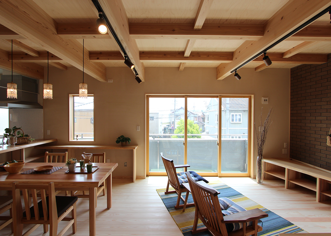 アクトホーム【自然素材、省エネ、間取り】無垢のあたたかさと統一感のあるデザインが特徴のLDK