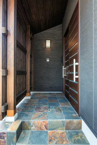 天然石を敷いた風情のあるポーチ。格子は風を通す目隠しになる