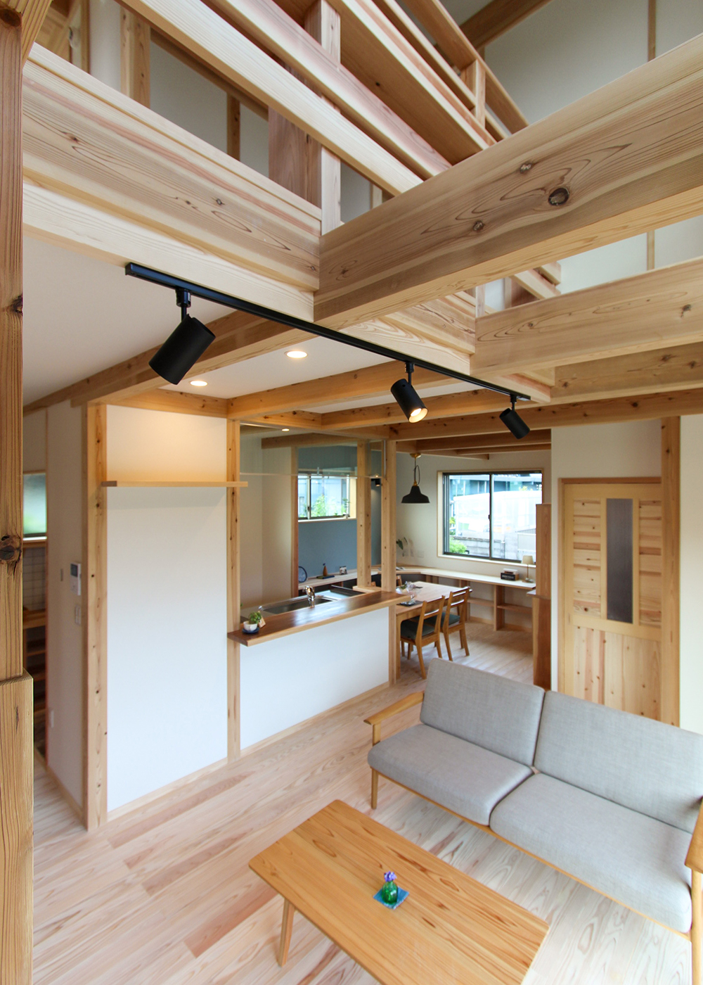 アクトホーム【子育て、自然素材、省エネ】リビング上部は吹き抜けとなっており、明るく開放感のある空間