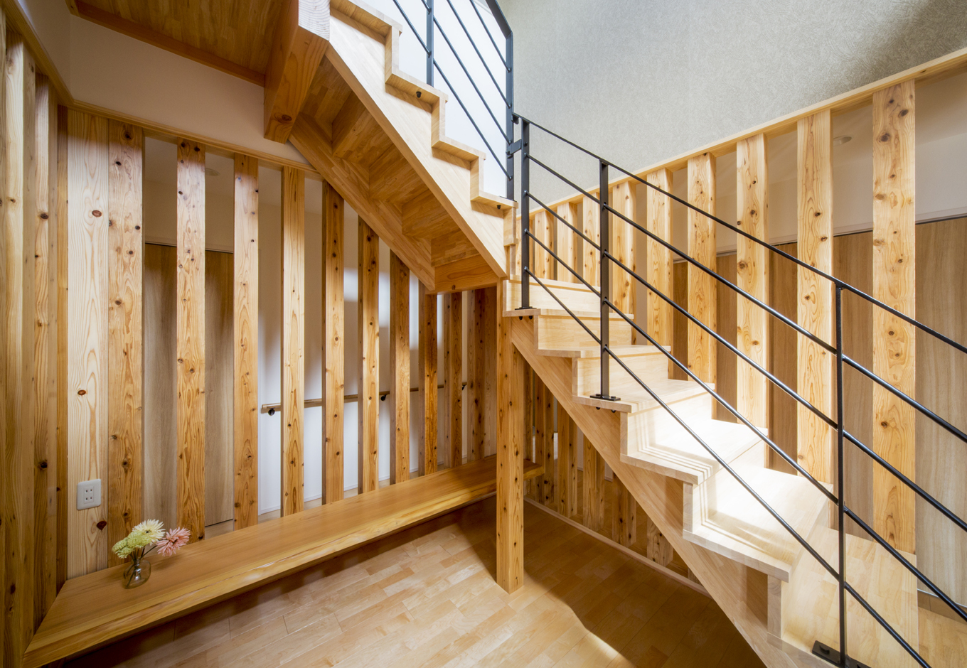 一級建築士事務所 GO_AN (ゴアン)【デザイン住宅、和風、建築家】杉柱に囲まれた階段下の空間。銘木無垢カウンターを設置した書斎となっている