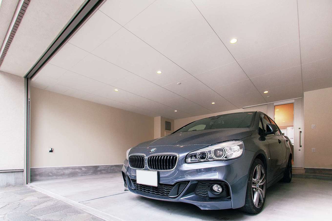 アイワホームサービス【デザイン住宅、高級住宅】ご夫婦の車2台分のインナーガレージ。シャッターは自動で開閉でき、ガレージ内から直接玄関に入れる