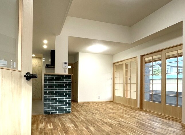 縁側に繋がる明るいリビング