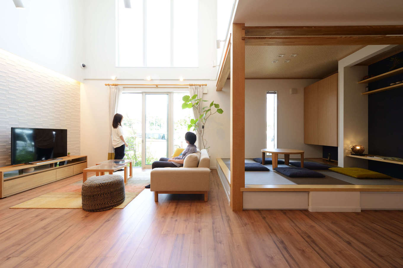 Yamaguchi Design 掛川店（アイフルホーム 掛川店）【掛川市南西郷480-3　・モデルハウス】吹き抜けの天井と、大きな窓から自然光が注ぐ開放感たっぷりのリビング。隣接する和室と合わせると約30畳の大空間