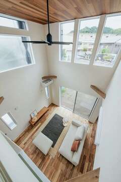 自然エネルギーを活用するパッシブデザインも設計に落とし込まれている。室内を風が通り抜けるよう、吹き抜けなど高い位置の窓の一部は電動窓が採用された