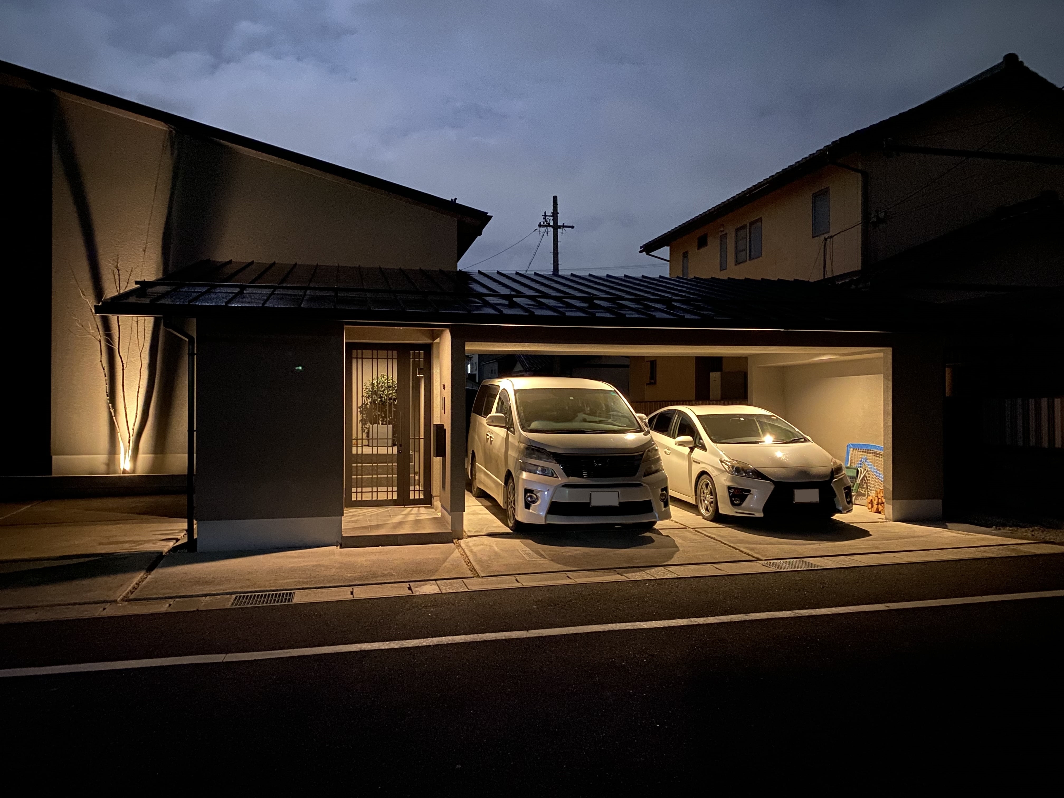 安田住宅｜安田建築設計室｜住宅の一部として設計されたインナーガレージ。夜間でも車の出入りがしやすく、セキュリティと利便性を兼ね備えている優れた設計である。