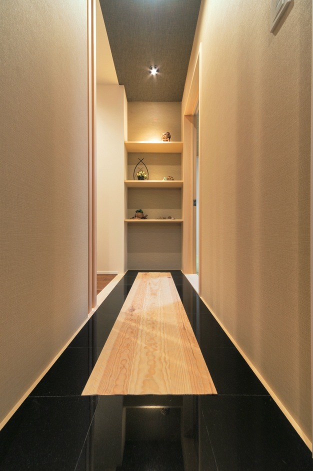 リビングから和室へ続く廊下は高級旅館のようなしっとりとした雰囲気に