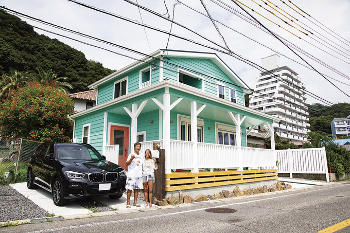 ティファニーブルーのラップサイディングと、ゆったりとしたカバード