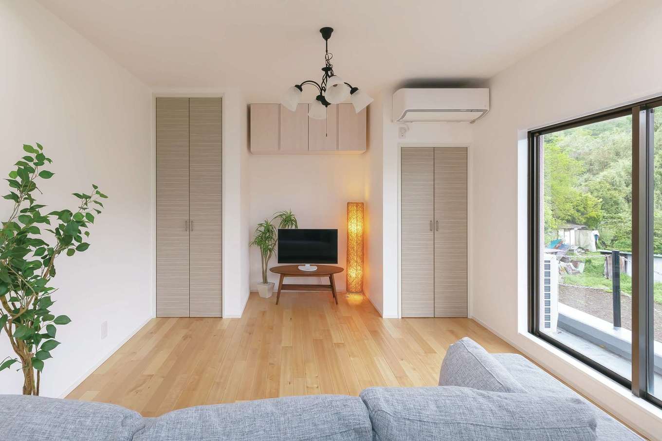 nattoku住宅｜キッチンパネルの色に合わせて収納扉をチョイス。凸凹感が気持ちいいスクラッチ加工の無垢の床は『納得』オリジナルの「ジョージ」