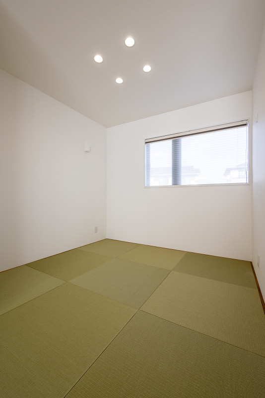 トキワハウス デザイン アンド ビルド（常盤工業）｜シンプルで落ち着いた雰囲気の和室。床には畳を敷き、壁は白で統一されているため、清潔感がある。