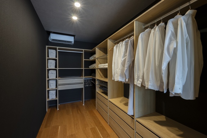 広々としたウォークインクローゼットで豊富な収納スペースを提供。洋服をすっきり整頓でき、数多くのアイテムを保管するのに最適なデザイン。