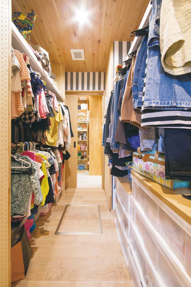 内田建設｜ウォークインクローゼットには子ども服を一括管理。洗濯室からも近く、洗う・干す・しまう・着替える、がスムーズ