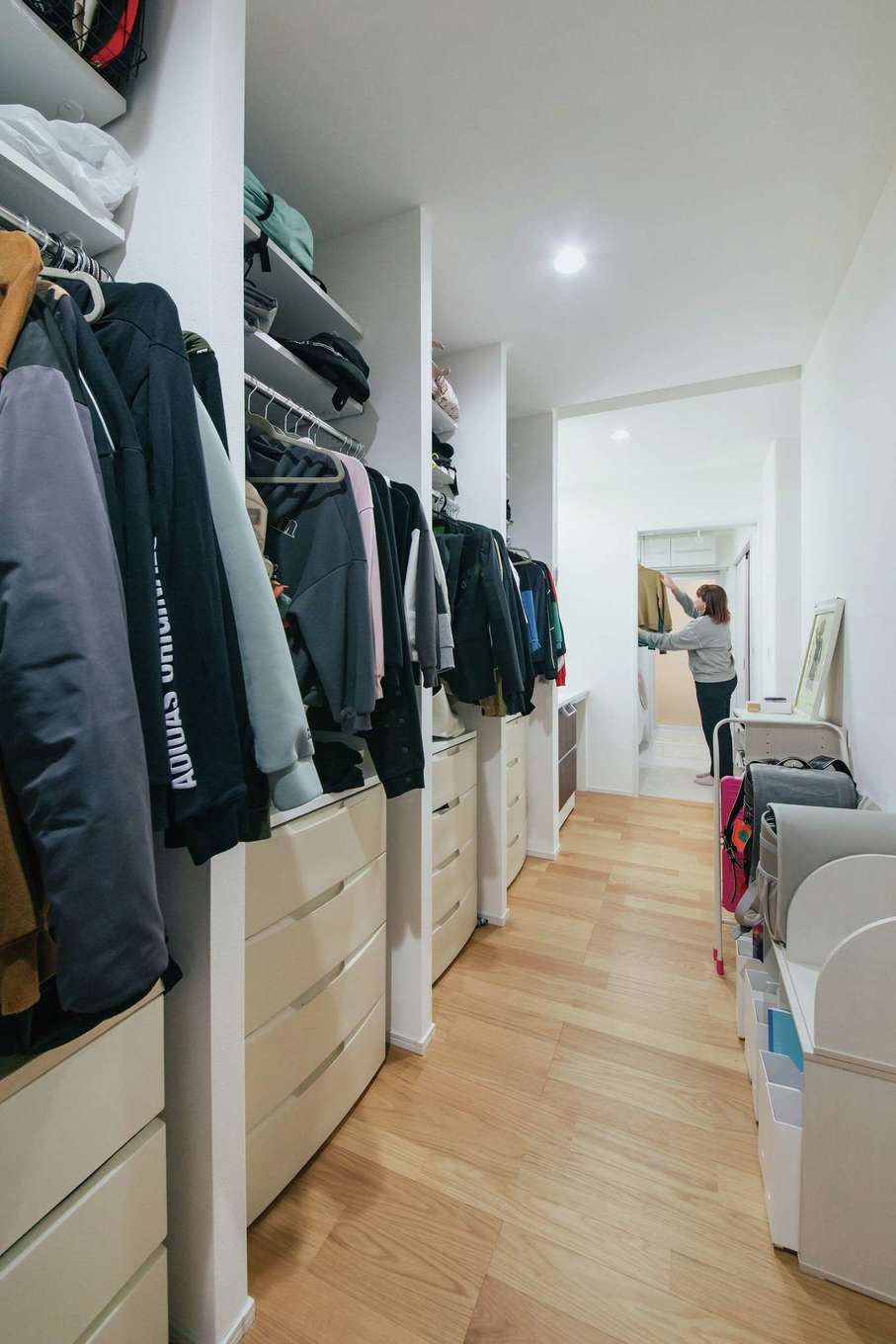 子育て安心住宅 Design Craft Office【デザイン住宅、収納力、間取り】玄関ホールからファミリークローゼットを通って洗面・ランドリー・浴室へ一直線に向かえる動線を確保。洗濯物を洗う・乾かす・しまう動線も短くてスムーズで、家事の負担を軽減できる