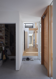 土間玄関には十分な収納も確保