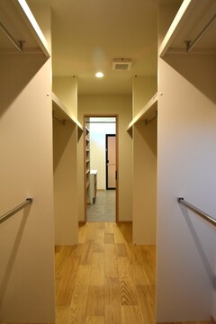 洗面・浴室・ランドリールームなどの水回りから、ファミリークロークまでを一直線に配置しているので、最短距離で家事ができる。