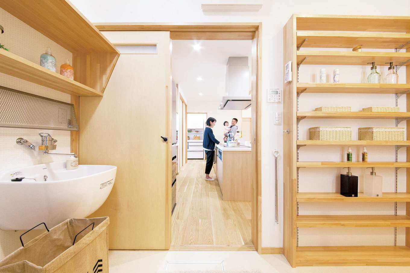 深見工務店 S-style【収納力、自然素材、平屋】洗面室に設けた奥行きが比較的浅い棚も便利。ものを置きやすく取り出しやすく、デッドスペースがないのも大きなメリットだ。深さがある多目的シンクは、手洗いがしやすい