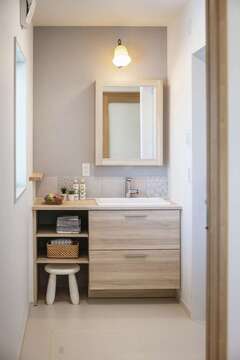 使いにくかった洗面台は、設備も新しくしてオシャレに変身