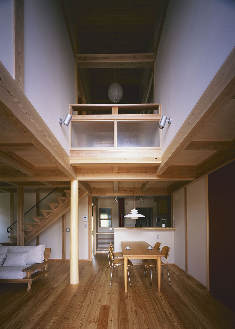 アクトホーム【自然素材、省エネ、建築家】日の光を取り込む明るいLDK