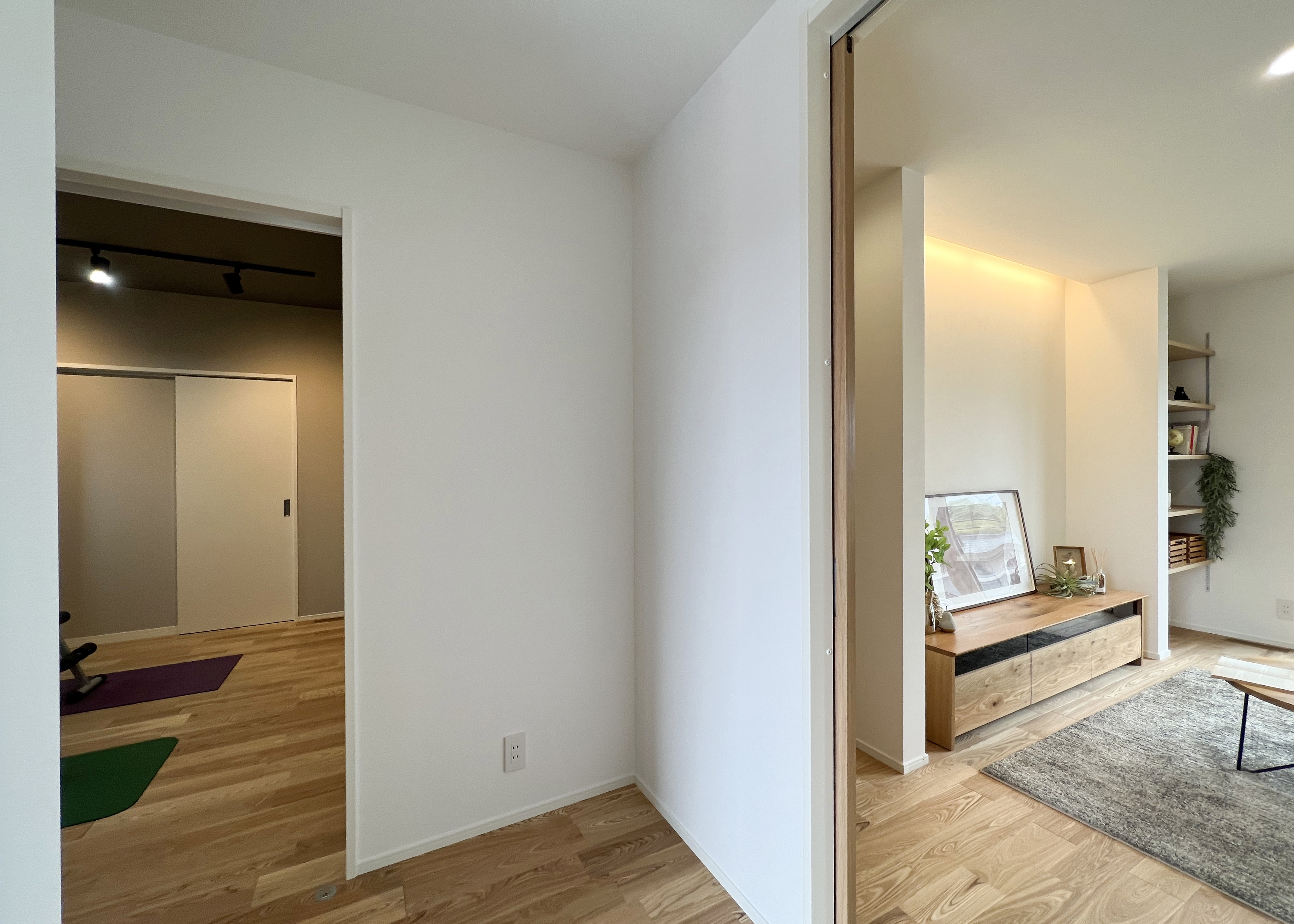 ユートピア建設【省エネ、間取り、平屋】新定番「2way玄関」を採用。左手はトレーニングルームと書斎、正面はリビングへ続く。玄関横にはトイレを用意し、ゲストも使いやすいよう配慮している