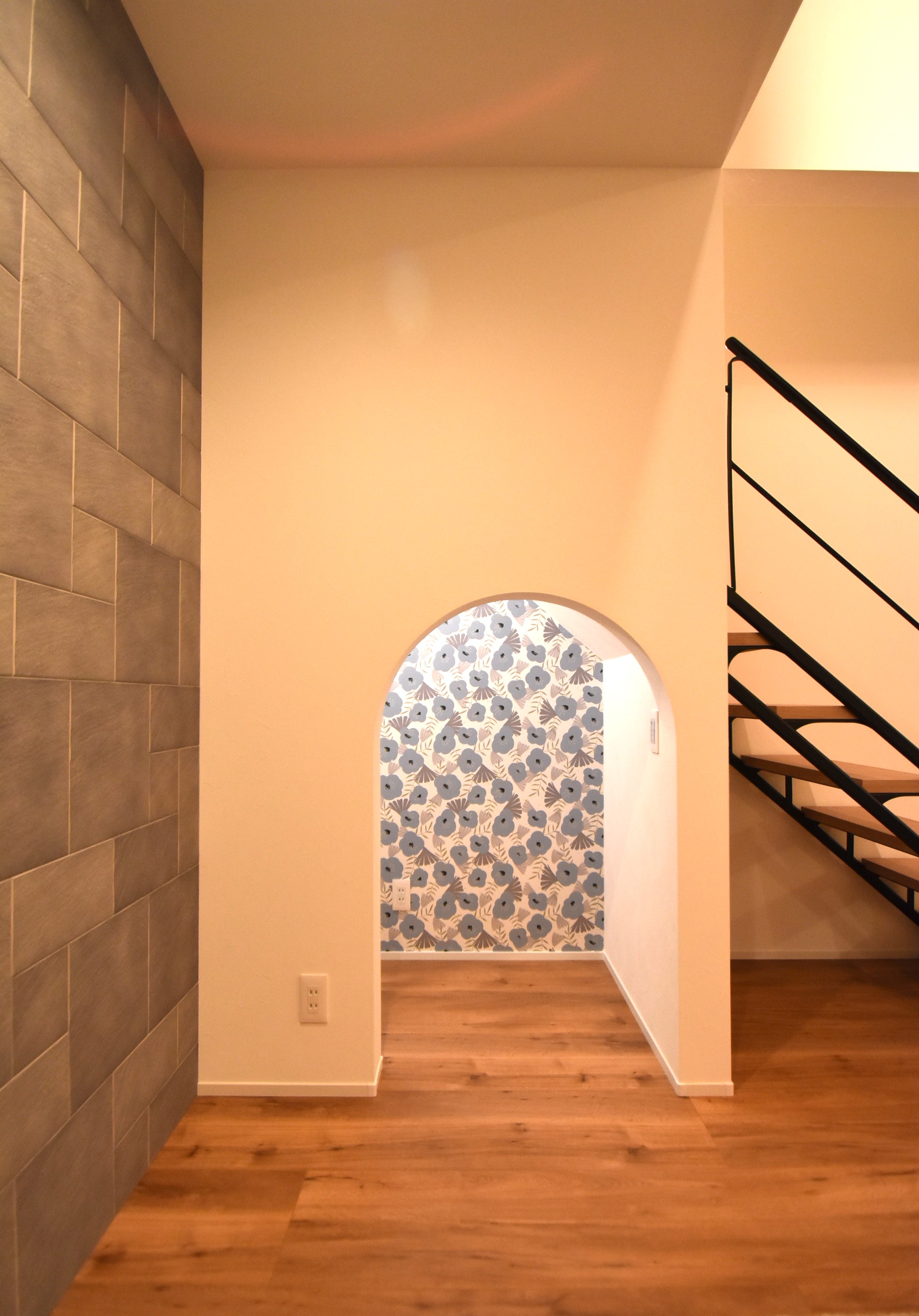 カクニシビルダー｜階段下のおもちゃの収納には、遊び心のあるクロスをあしらった。