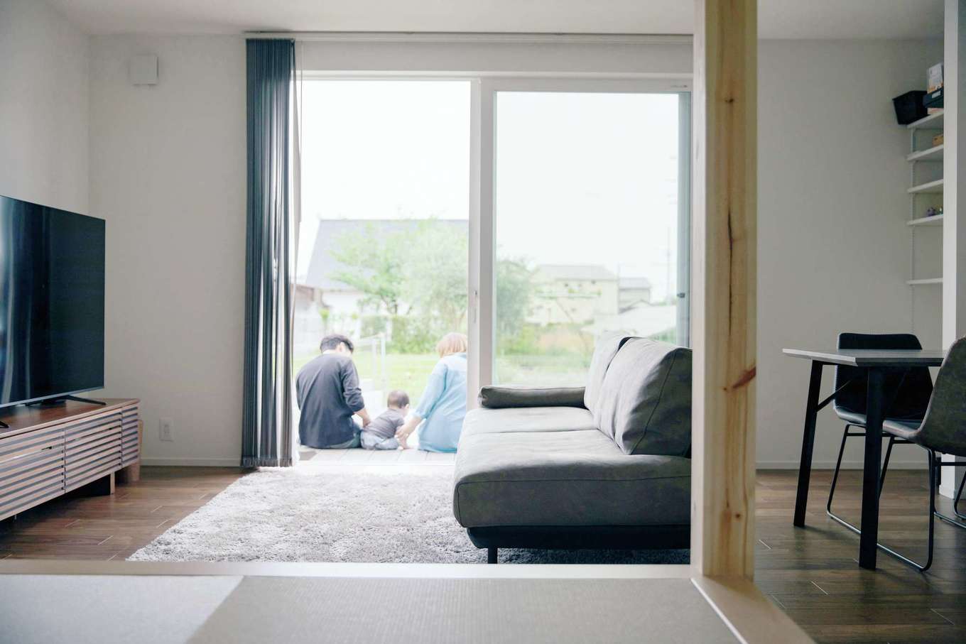 子育て安心住宅 Design Craft Office【デザイン住宅、省エネ、間取り】リビングから庭を眺めてのんびりくつろぐひととき。窓を閉め切ると、トリプルサッシが抜群の断熱性と気密性、防音性を発揮する