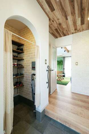 玄関ホールの天井はキッチンとお揃い。シューズインクローゼットは扉を付けずオープンスタイルに