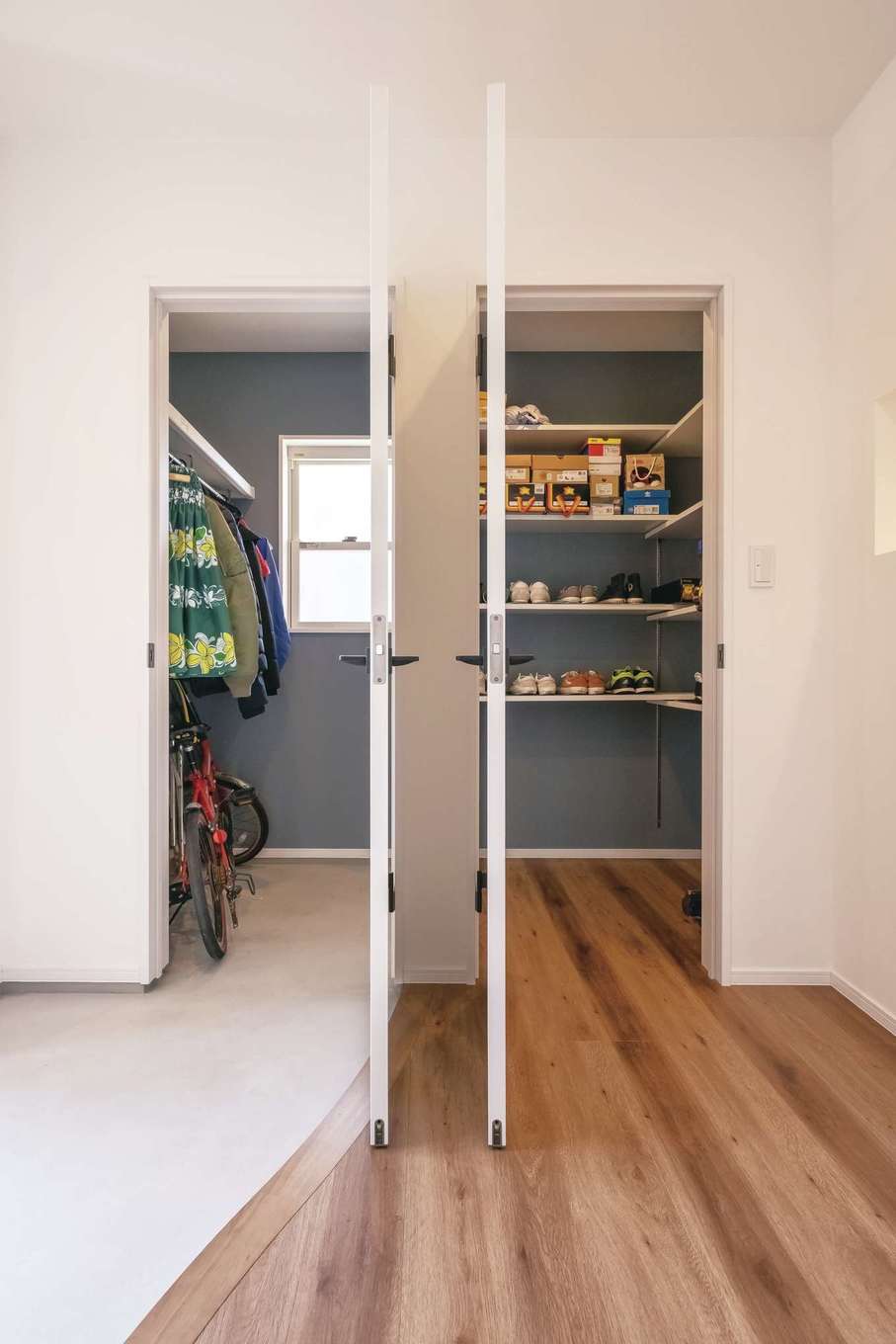 -delphi- デルフィ（藤井建築事務所） 【デザイン住宅、間取り、建築家】２WAYのシューズクロークは使い勝手抜群