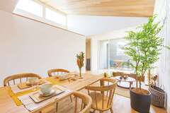 勾配天井のハイサイドライトから光が注ぐダイニング