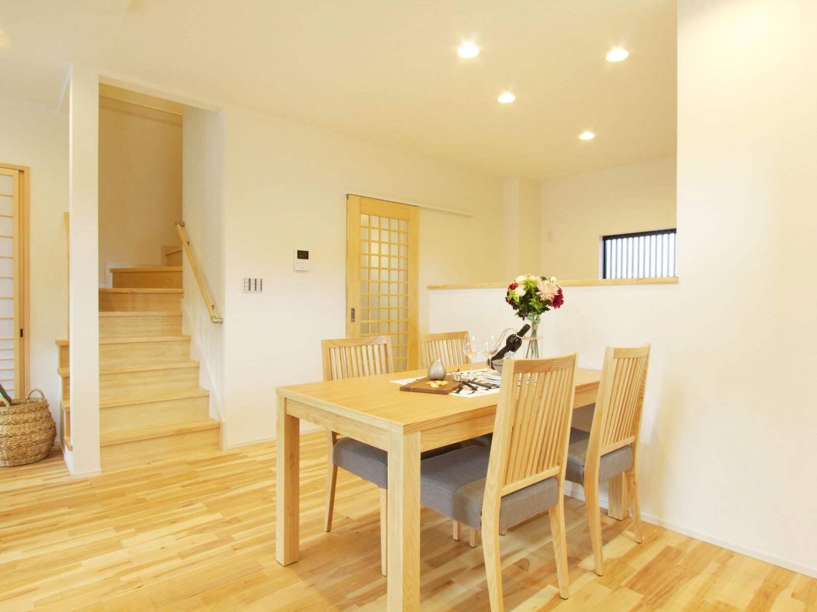 ヘスタホーム｜シンプルで明るいダイニング。木製のテーブルと椅子が温かみを感じさせ、家族での食事に最適な空間を作り出している。