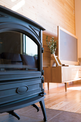 住まいるコーポレーション｜揺らめく炎を眺めながらゆったりと寛げる薪ストーブ。自然と家族が集い、コミュニケーションも深まる