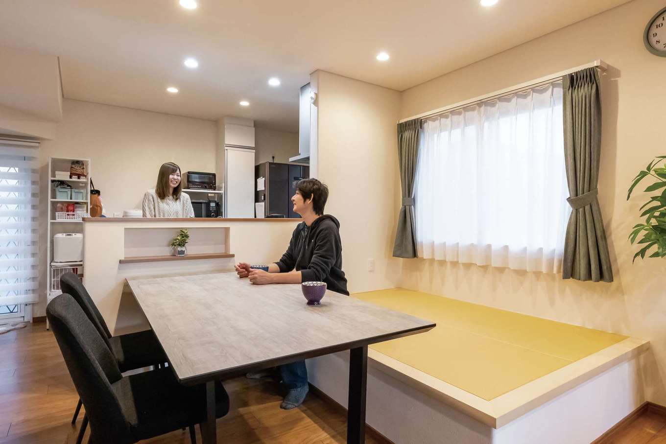 住宅工房 アリアンス【デザイン住宅、省エネ、ガレージ】小上がりの畳コーナーはダイニングチェア代わりになり、ゴロンと横にもなれる