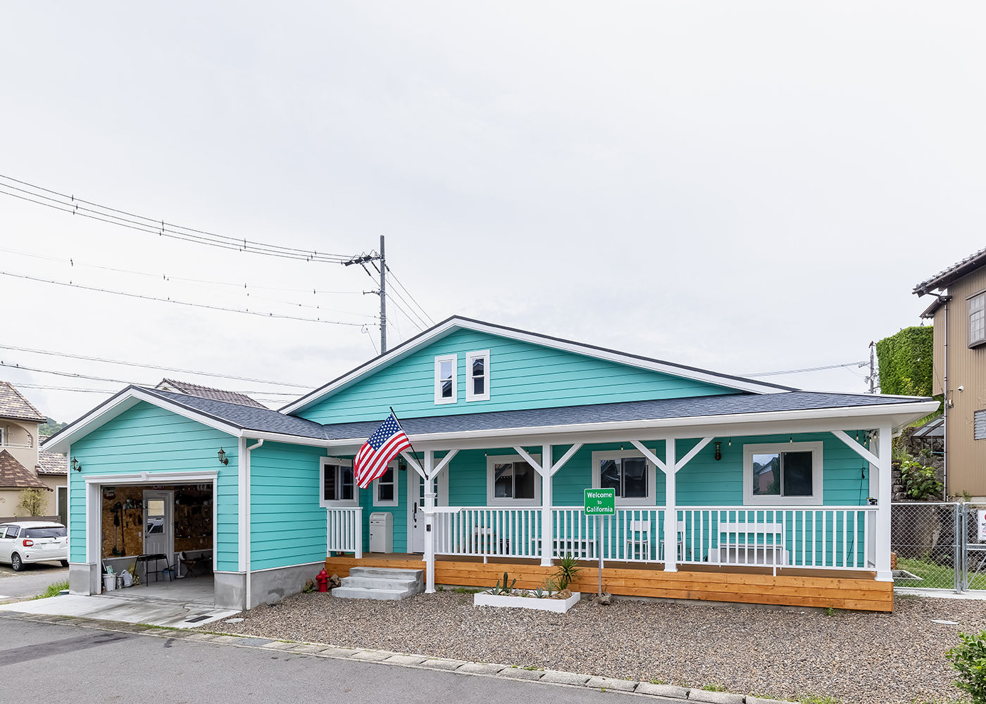 ジェネラルアメリカンホーム【デザイン住宅、輸入住宅、平屋】ティファニーブルーのラップサイディングが映える外観。100坪を越える広い敷地を活かして、ビルトインガレージ付きの平屋を実現した。休日はカバードポーチでゆったりとコーヒーを飲むことも
