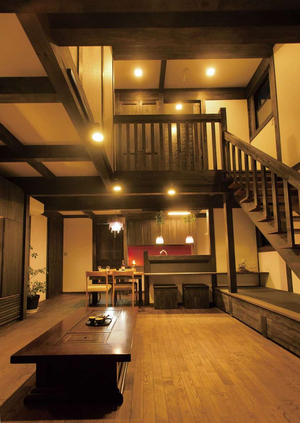 サイエンスホーム【1000万円台、趣味、自然素材】2人のお子さんも成人したことで、 暮らしのメインステージとなるLDKは「現代レトロ」な大人の和モダンテイストに仕上げた。夜になると高級旅館のような情緒豊かな空間に